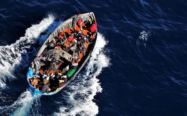 Un barcone con migranti fotografato da un elicottero della Guardia di Finanza a circa 7 miglia da Lampedusa il 19 febbraio 2021.ANSA/CARMELO SUCAMELI
