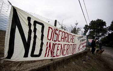 Esponenti del Movimento 5 Stelle durante il sit-in di protesta del M5s contro la costruzione di un inceneritore di rifiuti ad Albano, vicino a Roma, 2 marzo 2013. ANSA/MASSIMO PERCOSSI