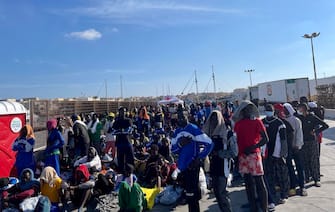 Sono 6.792 i migranti presenti sull'isola di Lampedusa. La maggior parte si trova all'hotspot di contrada Imbriacola, ma più gruppi sono in attesa in vari punti dell'isola, soprattutto sui moli. La Prefettura di Agrigento ha disposto il trasferimento, entro le 13, di 880 persone: 700 verranno imbarcate sul traghetto di linea che giungerà in serata a Porto Empedocle e 180 partiranno con un volo Oim. La polizia, fra poco, inizierà a scortare i vari gruppi al porto e all'aeroporto, 13 settembre 2023. ANSA/ELIO DESIDERIO
