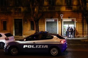 Il luogo dell'accoltellamento avvenuto in viale Vittorio Emanuele nel centro di Modena, 20 agosto 2023. 
ANSA/SERENA CAMPANINI