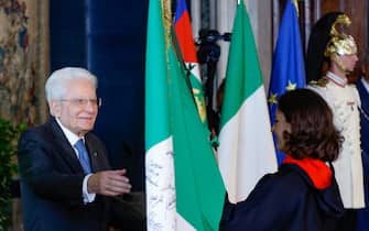 Il Presidente della Repubblica Sergio Mattarella   (S) Ambra Sabatini durante la cerimonia di restituzione della Bandiera degli atleti italiani di ritorno dai Giochi Olimpici e Paralimpici di Parigi 2024, Quirinale, Roma 23 settembre 2024. ANSA/FABIO FRUSTACI