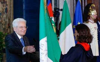 La cerimonia al Quirinale Il Presidente della Repubblica Sergio Mattarella (S) Ambra Sabatini durante la cerimonia di restituzione della Bandiera degli atleti italiani di ritorno dai Giochi Olimpici e Paralimpici di Parigi 2024, Quirinale, Roma 23 settembre 2024. ANSA/FABIO FRUSTACI