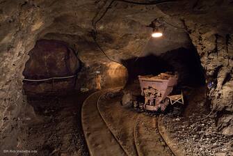 Scendere nel ventre della terra per visitare le miniere di ferro