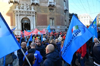 Un momento del corteo, nell'ambito dello sciopero generale indetto da Cgil e Uil, sino alla Prefettura, Genova, 17 novembre 2023. ANSA/LUCA ZENNARO