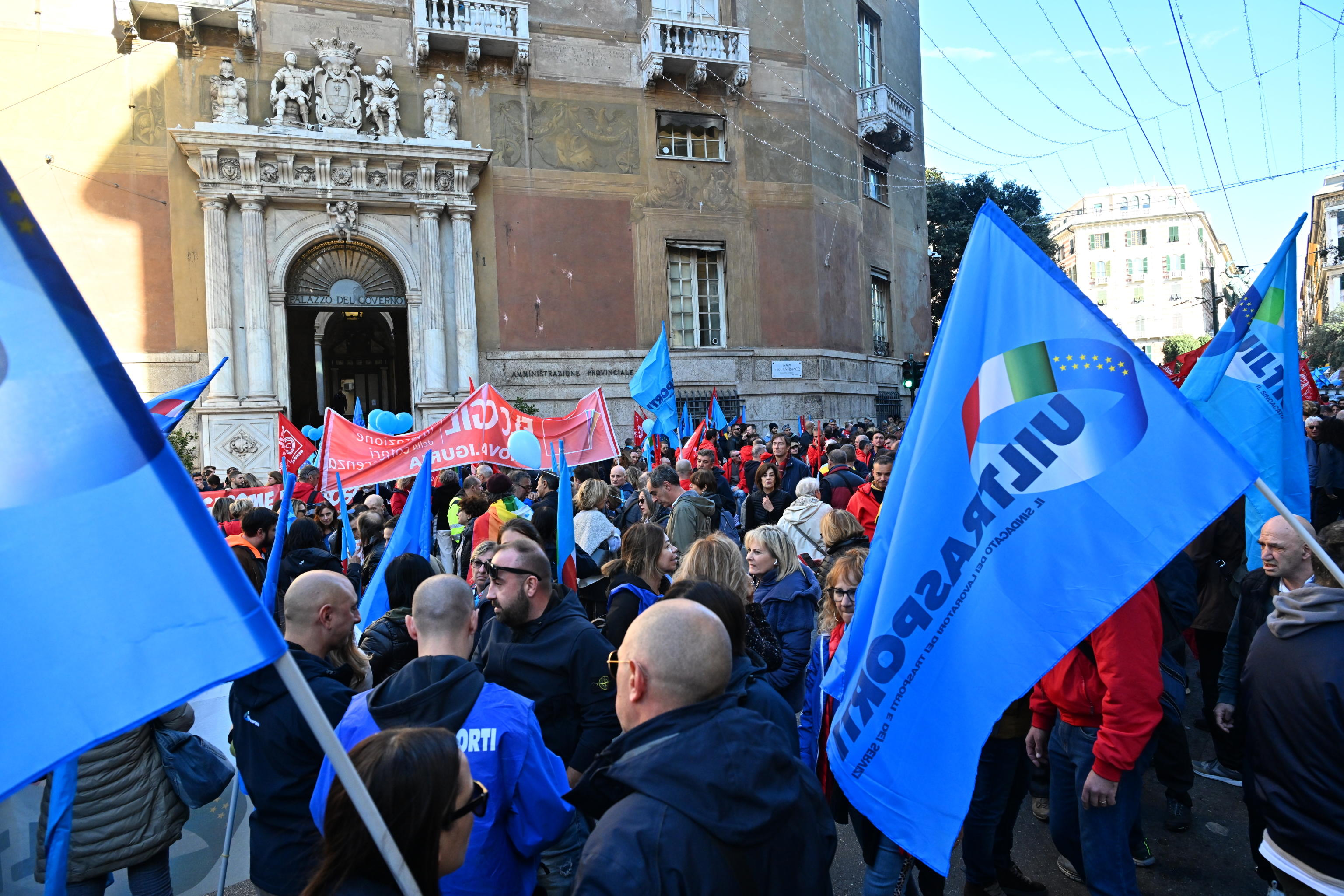 Un momento del corteo, nell'ambito dello sciopero generale indetto da Cgil e Uil, sino alla Prefettura, Genova, 17 novembre 2023. ANSA/LUCA ZENNARO