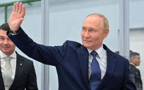 In this pool photograph distributed by Russian state agency Sputnik, Russia's President Vladimir Putin waves as he visits a plant of Omega-Sea entreprise in the far eastern port city of Magadan on the Sea of Okhotsk on August 15, 2025, on his way to Alaska to meet with US' President. (Photo by Alexei NIKOLSKY / POOL / AFP)