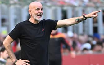 AC Milan’s head coach Stefano Pioli gives instructions during the Italian Seria A soccer match between Ac Milan and Lecce at the Giuseppe Meazza stadium in Milan, Italy, 6 April 2024. ANSA/DANIEL DAL ZENNARO