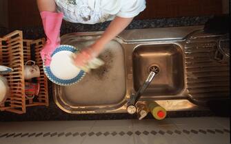 (AUSTRALIA OUT) Generic dish washing, 11 April 1998. THE AGE Picture by BELINDA PRATTEN (Photo by Fairfax Media via Getty Images/Fairfax Media via Getty Images via Getty Images)