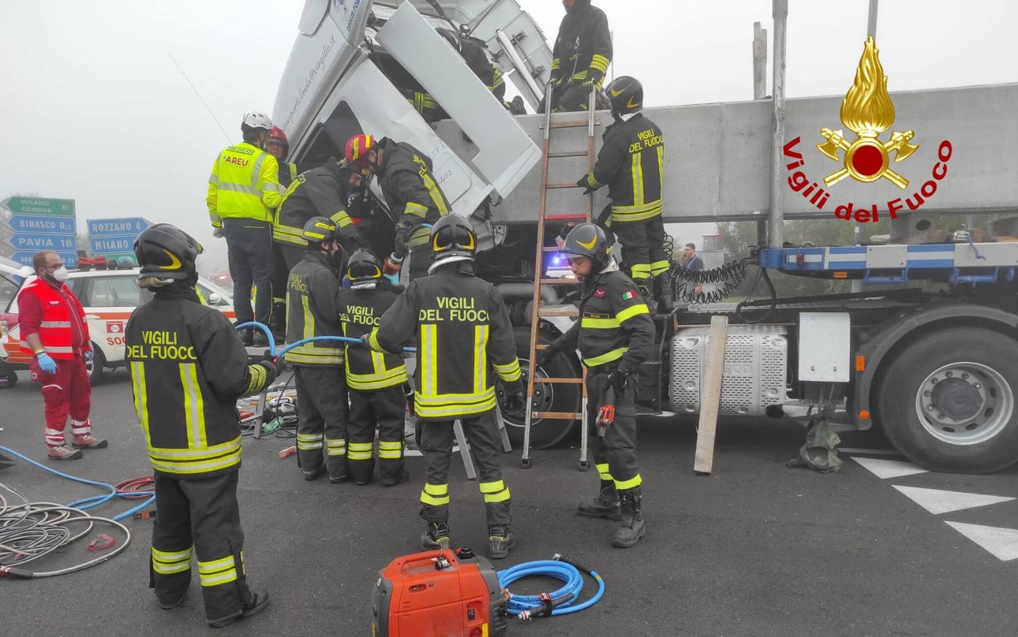 Vigili del fuoco al lavoro dopo che un camionista di 25 anni è rimasto schiacciato dal carico che trasportava, a Binasco, nel Milanese, 11 ottobre 2022. ANSA/ VIGILI DEL FUOCO ++HO - NO SALES EDITORIAL USE ONLY++