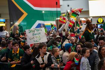 epa10950301 Fans welcome the Springbok rugby team upon the team's arrival in the country after winning the 2023 Rugby World Cup, in Johannesburg, South Africa, 31 October 2023. The Springboks won back to back Rugby World Cups and are the only team to have won four titles. They will embark on a trophy tour around the country starting 02 November.  EPA/KIM LUDBROOK