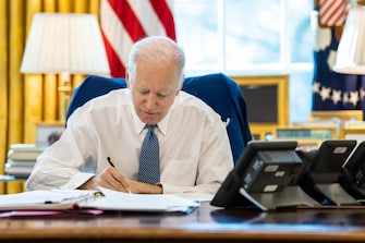 Prima del viaggio in Europa, Biden ha avuto un incontro telefonico con Draghi, Macron, Johnson e Scholz in cui sono state discusse “le gravi preoccupazioni per le tattiche brutali della Russia in Ucraina, compresi gli attacchi ai civili”