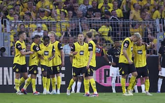 epa11563330 Jamie Gittens of Dortmund celebrates with teammates after scoring the 1-0 during the German Bundesliga soccer match between Borussia Dortmund and Eintracht Frankfurt in Dortmund, Germany, 24 August 2024.  EPA/CHRISTOPHER NEUNDORF CONDITIONS - ATTENTION: The DFL regulations prohibit any use of photographs as image sequences and/or quasi-video.