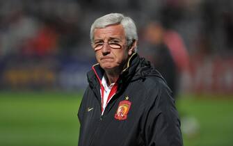 epa03700895 Guangzhou Evergrande's coach Marcelleo Lippi watches his team warm up prior to their Asian Championship League match against the Central Coast Mariners at Bluetounge Stadium in Gosford, Australia, 15 May 2013.  EPA/PAUL MILLER AUSTRALIA AND NEW ZEALAND OUT
