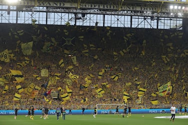 epa11313037 Borussia Dortmund supporters cheer ahead of the UEFA Champions League semi final, 1st leg match between Borussia Dortmund and Paris Saint-Germain in Dortmund, Germany, 01 May 2024.  EPA/FRIEDEMANN VOGEL