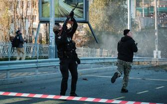 Un uomo spara in aria durante un attacco con droni a Kiev