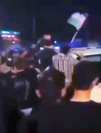 I manifestanti all'aeroporto nel Daghestan In un frame decine di manifestanti si sono riversate nell'aeroporto di Makhachkala, nella repubblica russa del Daghestan, per scagliarsi contro l'arrivo di un volo da Israele. Lo riferiscono media russi come Sota e Astra che mostrano anche i video dell'incursione, dove si vedono persone correre nel terminal sventolando bandiere palestinesi. +++ OSINT +++ ATTEZIONE LA FOTO NON PUO' ESSERE RIPRODOTTA SENZA L'AUTORIZZAZIONE DELLA FONTE CUI SI RINVIA +++ NPK +++