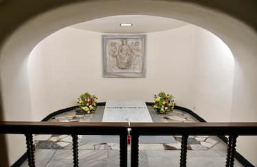 A handout picture provided by the Vatican Media shows Tomb of the late Pope Emeritus Benedict XVI (Joseph Ratzinger) in the Vatican Grottoes, Vatican City, 08 January 2023. Former Pope Benedict XVI died on 31 December 2022 at his Vatican residence, at the age 95. 
ANSA/ VATICAN MEDIA +++ ANSA PROVIDES ACCESS TO THIS HANDOUT PHOTO TO BE USED SOLELY TO ILLUSTRATE NEWS REPORTING OR COMMENTARY ON THE FACTS OR EVENTS DEPICTED IN THIS IMAGE; NO ARCHIVING; NO LICENSING +++ (NPK)