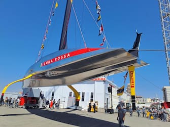 Varata la nuova Ac75 di Luna Rossa a Cagliari, 13 aprile 2024. Con la benedizione del vescovo Giuseppe Baturi è scattato alle 13.23 il via alla nuova avventura della barca che cercherà di portare in Italia la Coppa America. La madrina dell'inaugurazione è stata come al solito Miuccia Prada accompagnata dal patron Patrizio Bertelli. Poi la fatidica frase 'Io ti battezzo Luna Rossa'. Con la bottiglia di spumante che si è schiantata sulla scocca argentata della nuova barca dai colori argento, grigio e rosso con due ali gialle che la faranno "volare" sull'acqua. Uno scafo molto affusolato per affrontare meglio le onde.
ANSA/ ROBERTA CELOT