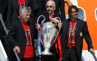 Rückkehr des AC Mailand, Champions League Sieger 2006 2007, v.li.: Trainer Carlo Ancelotti, Vizepräsident Adriano Galliani und Paolo Maldini präsentieren den Pokal - PUBLICATIONxNOTxINxFRAxITAxNED Fußball EC 1 Herren Champions League 2006 2007, AC Mailand, Milan, Rückkehr, Empfang, Ankunft, Sieger, Sieg Gruppe Flughafen Mailand - Malpensa Freude, Fußball EC 1 Herren Champions League 2006 2007, AC Mailand, Milan, Rückkehr, Empfang, Ankunft, Sieger, Sieg Gruppe Flughafen Mailand - Malpensa Freude,