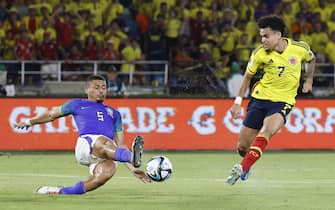 epa10979984 Luis Diaz (R) of Colombia vies for the ball with Andre of Brazil during a FIFA 2026 World Cup qualifiers soccer match between Colombia and Brazil in Barranquilla, Colombia, 16 November 2023.  EPA/MAURICIO DUENAS CASTANEDA