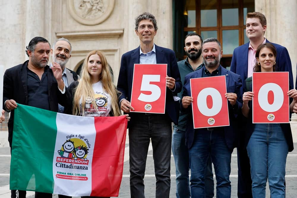 Riccardo Magi e altri promotori del referendum sulla cittadinanza annunciano che sono state raggiunte 500 mila firme, in piazza Montecitorio, Roma, 24 settembre 2024. ANSA / FABIO FRUSTACI