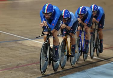 epa10786649 Italy compete in the Menâ€™s Elite Team Pursuit Finals at the UCI World Cycling Championships in Glasgow, Britain, 05 August 2023.  EPA/ADAM VAUGHAN