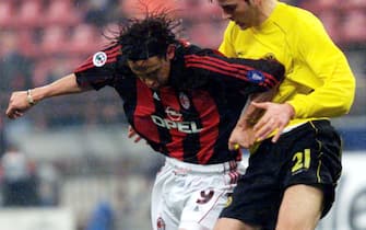 I16 - 20020411 - MILANO, ITALY : AC Milan's Filippo Inzaghi struggles for the ball with Christoph Metzelder of Borussia Dortmund during their UEFA Cup soccer match in Milan, Thursday 11 April 2002.   EPA PHOTO   ANSA/CARLO FERRARO/JI/mr