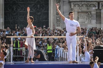 Il ballerino Roberto Bolle, Étoile del Teatro alla Scala di Milano, e la prima ballerina della Scala, Nicoletta Manni durante l'evento On Dance con Roberto Bolle in piazza Duomo, Milano 10 Settembre 2023. 

Italian dancer Roberto Bolle, Étoile of the Teatro alla Scala (R), and the prima ballerina of La Scala, Nicoletta Manni dance during the On Dance event in Piazza Duomo, in Milan, Italy, 10 September 2023.  2300 dance school students arrived from all over Italy to participate in the second edition of 'On dance', days dedicated to dance conceived and promoted by Roberto Bolle. ANSA/MATTEO CORNER