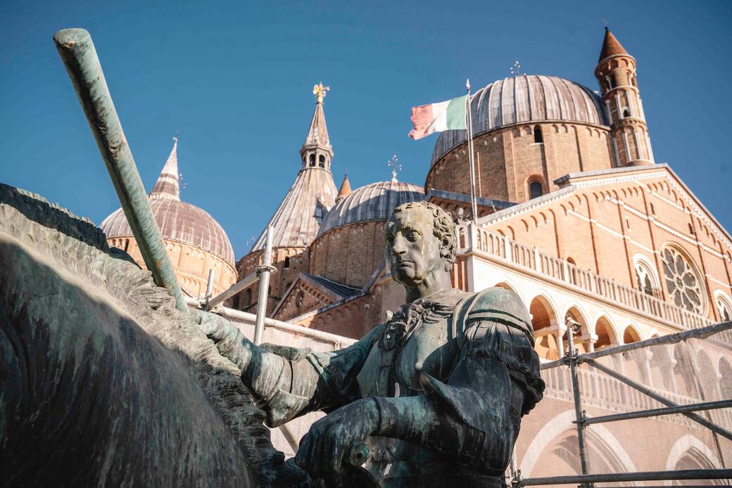 Una fase dello smontaggio del cavaliere dalla statua equestre del Gattamelata a Padova. Foto scattata da Marco Borrelli