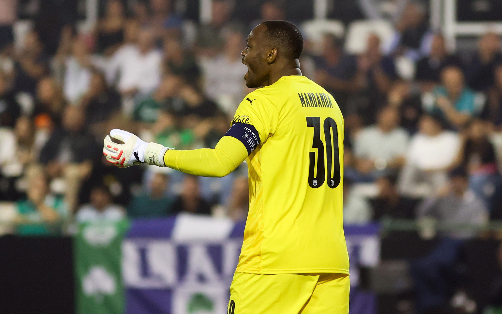 epa10941731 Rennes’s goalkeeper Steve Mandanda celebrates the second goal of his team during the UEFA Europa League match between Panathinaikos FC and Stade Rennais FC, at Apostolos Nikolaidis stadium in Athens, Greece, 26 October 2023.  EPA/GEORGIA PANAGOPOULOU