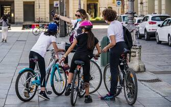 Selfie per mamme e figlie in bicicletta a piazza Castello, Torino, 07 maggio 2020 ANSA/TINO ROMANO