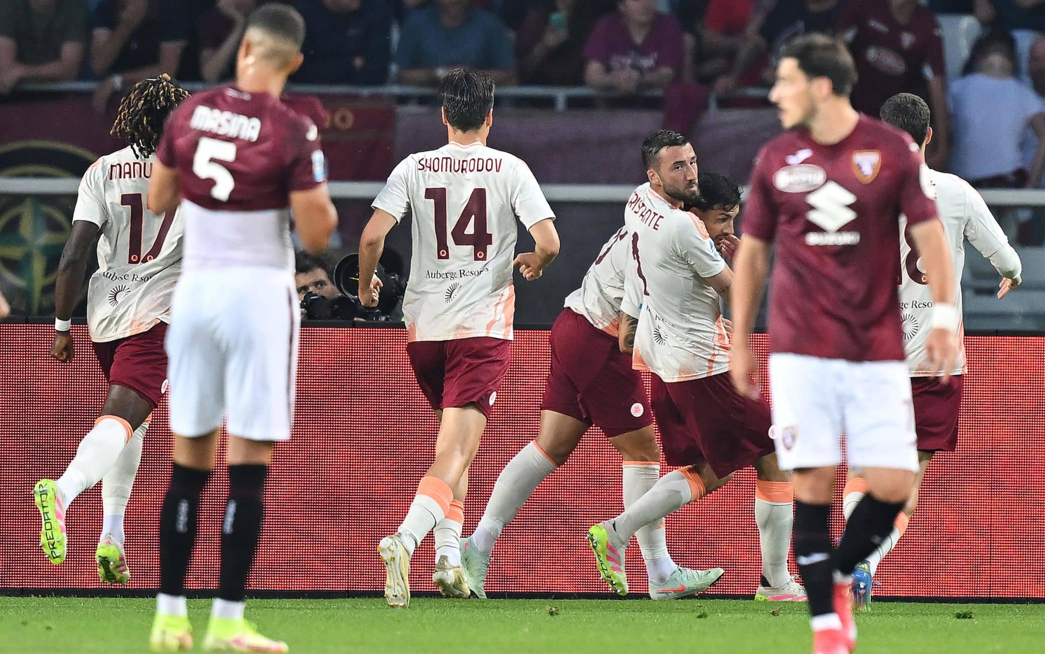 Roma avanti 1-0, decide fin qui il rigore di Paredes guadagnato da Saelemaekers. Un paio di tiri insidiosi della Roma (e un palo esterno di Shomurodov). Poche occasioni per il Toro. 