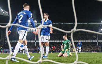 epa10996764 Everton's Nathan Patterson, (L) Everton's James Tarkowski (C) and Everton's goalkeeper Jordan Pickford (R) react during the English Premier League soccer match between Everton FC and Manchester United, in Liverpool, Britain, 26 November 2023.  EPA/ADAM VAUGHAN EDITORIAL USE ONLY. No use with unauthorized audio, video, data, fixture lists, club/league logos, 'live' services or NFTs. Online in-match use limited to 120 images, no video emulation. No use in betting, games or single club/league/player publications.