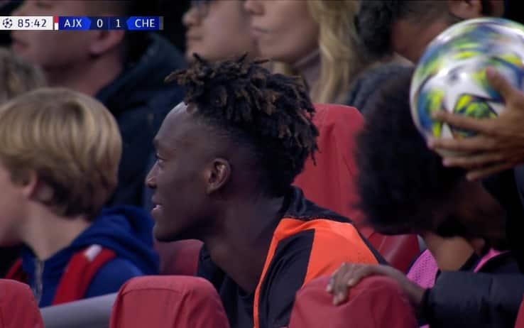 Lo sguardo divertito di Tammy Abraham in panchina: Batshuayi ha preso il suo posto nelle ripresa