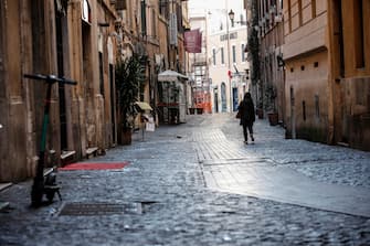 Few people in centre of Rome during a complete lockdown for new year holidays as part of efforts put in place to curb the spread of the coronavirus disease, Italy, 31 December 2020, ANSA/GIUSEPPE LAMI