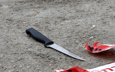 epa05543763 A knife said to be used by a Palestinian assailant is marked as evidence at the scene of what the Israeli military said was a stabbing attack in Tal Rumaida, in the West Bank city of Hebron, 17 September 2016. Israeli military said the Palestinian man was shot dead after attacking a soldier with a knife.  EPA/ABED AL HASHLAMOUN