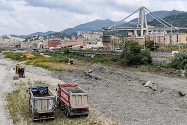Cranes and lorries in the Polcevera riverbed beside the rubble of the Morandi highway bridge, which collapsed causing 43 victims, in Genoa, Italy, 31 August 2018
ANSA/SIMONE ARVEDA