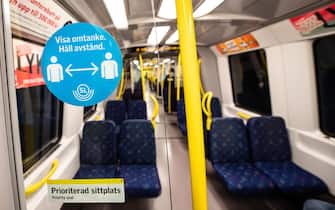 Un cartello sul distanziamento in un mezzo pubblico in Svezia