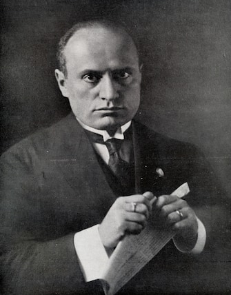 Mussolini Benito Mussolini (1883 – 1945), Italian fascist dictator, holding a newspaper c. 1923. Published in L'illustration, 3 November 1923