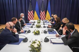 Il presidente degli Stati Uniti Joe Biden è in costante contatto con la sua vice Kamala Harris, che sta partecipando alla conferenza sulla sicurezza di Monaco