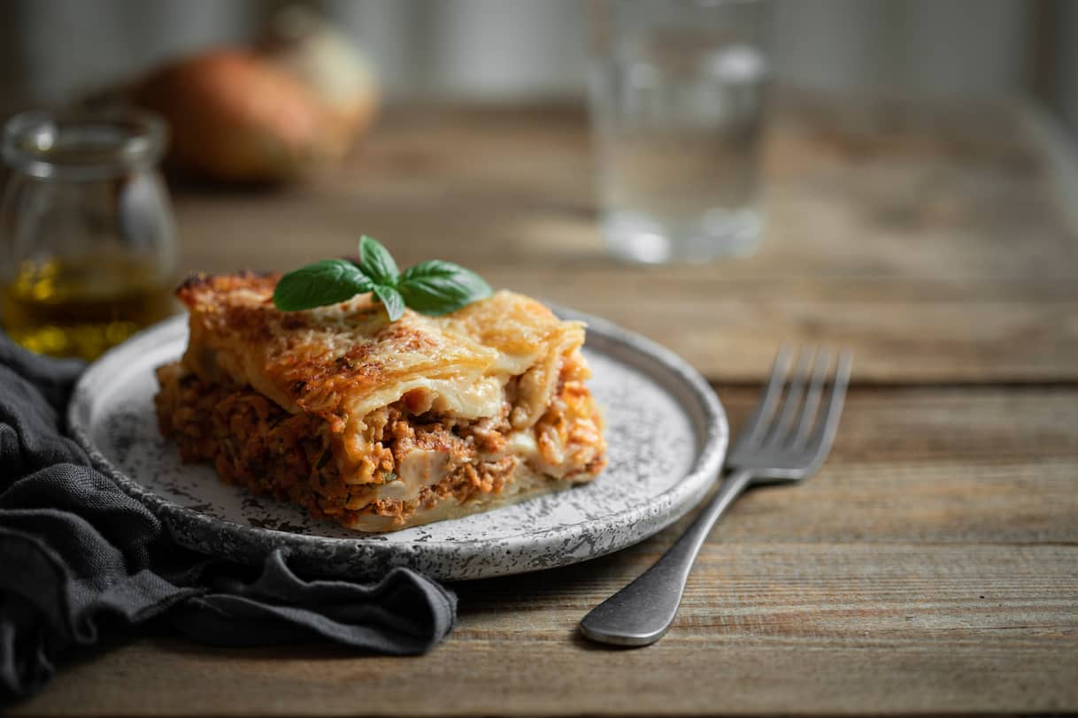 Ostia, vetri nelle lasagne in rosticceria: madre e figlia finiscono in ospedale