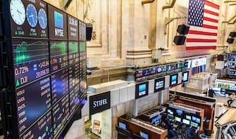 (170125) -- NEW YORK, Jan. 25, 2017 (Xinhua) -- A screen showing the Dow Jones Industrial Average above the 20,000 is seen at New York Stock Exchange in New York, the United States, on Jan. 25, 2017. The Dow Jones Industrial Average on Wednesday closed above the psychological mark of 20,000 points for the first time ever, while the other two major indices also finished at record highs, boosted by a batch of generally positive earnings reports. (Xinhua/Li Rui) (Photo by Xinhua/Sipa USA)