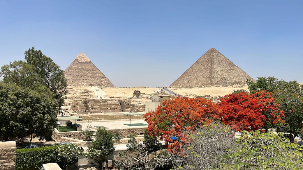 Pyramids_at_Giza_(c)_SOM.jpg