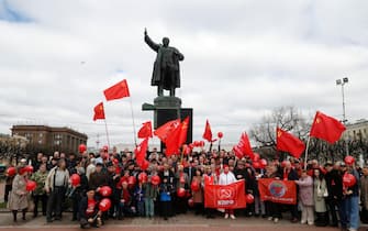 epa11312380 Members of the Communist Party of the Russian Federation (KPRF) pose for photographers as they celebrate Labor Day with flags, balloons and music in front of the Lenin monument, during a meeting on Lenin s Square in St. Petersburg, Russia, 01 May 2024. Labor Day, or May Day, is observed all over the world on the first day of May to celebrate the economic and social achievements of workers and fight for laborer s rights.  EPA/ANATOLY MALTSEV