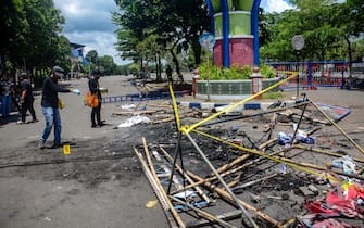 Danni fuori dallo stadio di Malang