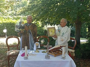 Puglia, sacerdote celebra messa con casula leopardata: web scatenato