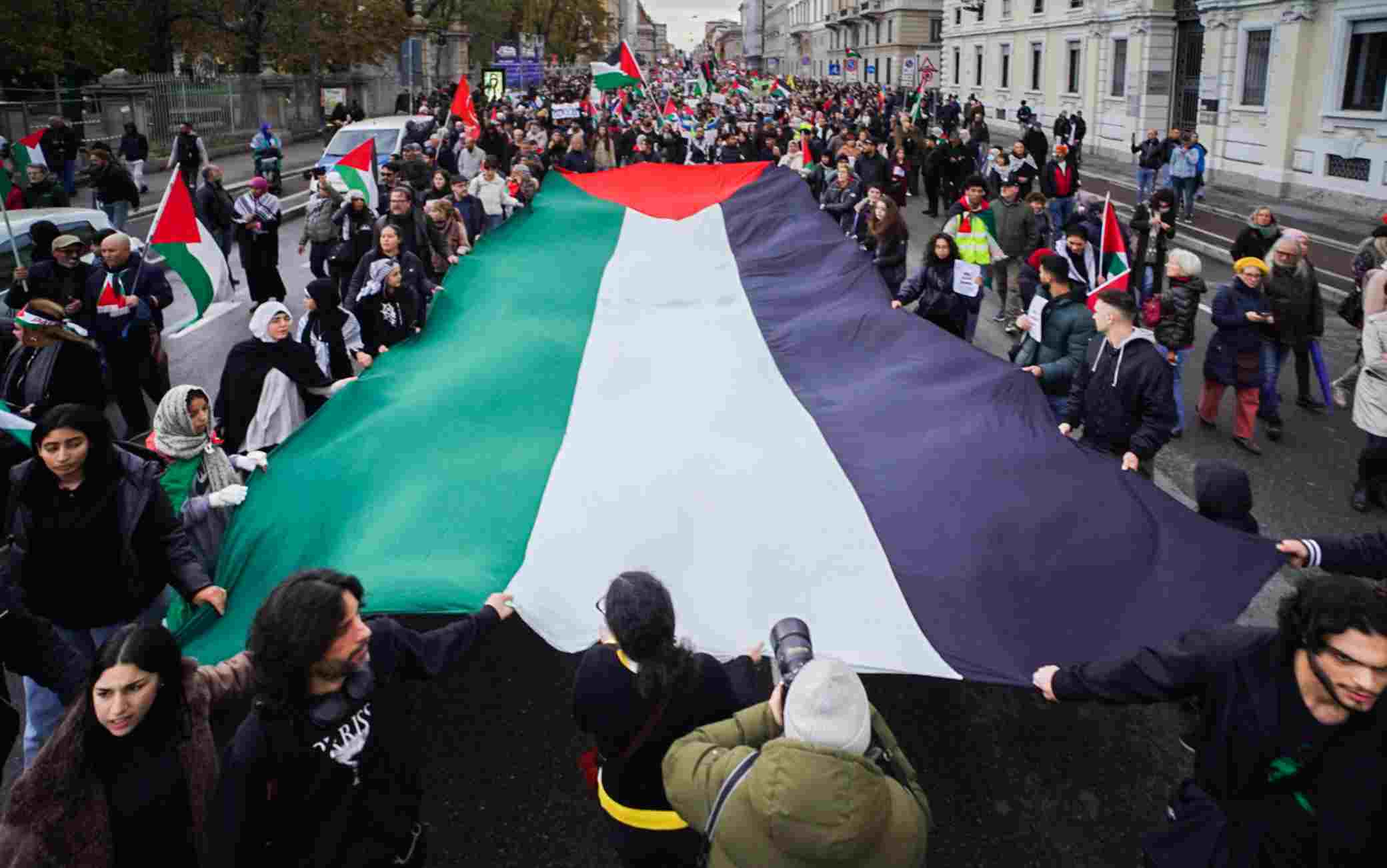 Milano, In Centinaia Alle Manifestazioni Pro Palestina E Pro Israele ...