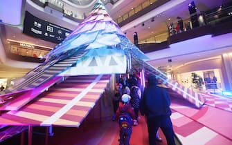 HANGZHOU, CHINA - DECEMBER 19, 2023 - Customers view a 9-meter-tall Christmas tree at a shopping mall in Hangzhou, east China's Zhejiang Province, Dec 19, 2023. (Photo credit should read CFOTO/Future Publishing via Getty Images)