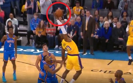 NBA, LeBron James gioca a basket come fosse football americano: che ...