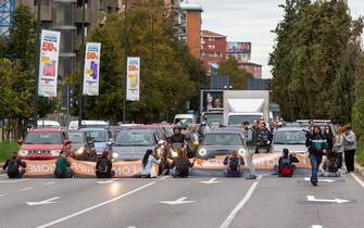 Foto Stefano Porta/LaPresse 16-10-2023 Milano, Italia - Cronaca - Gli attivisti di Ultima Generazione bloccano il traffico all’incrocio fra Viale Scarampo e Via Colleoni

October 16, 2023 Milan, Italy - News - Gli attivisti di Ultima Generazione bloccano il traffico all'incrocio tra Viale Scarampo e Via Colleoni